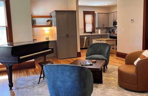 Gretna House | Historic Farmhouse Haven with quick access to 1-80 to enjoy Omaha or Lincoln