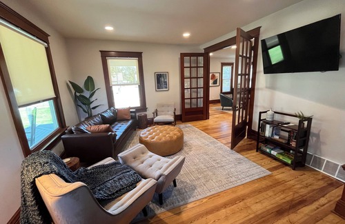 Gretna House | Historic Farmhouse Haven with quick access to 1-80 to enjoy Omaha or Lincoln