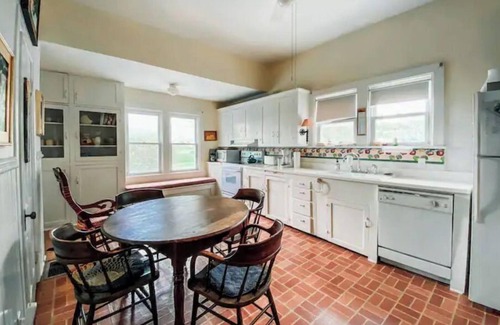 Wakenda House | Historic farmhouse near Marshall with epic sunsets