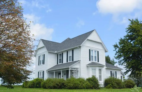 Wakenda House | Historic farmhouse near Marshall with epic sunsets