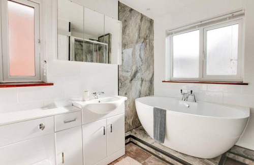Sawbridgeworth Apartment | Historic Flat Above Café, Near Stansted