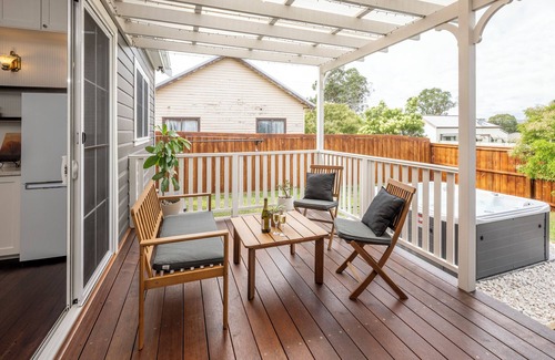Cessnock House | Historic Former Sunday School w Hot Tub, Fireplace, Netflix, AC & WiFi. NEW Reno