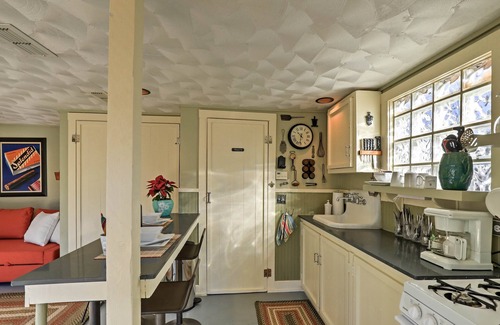 Fairmount Cottage | Historic Fort Worth Cottage w/Shared Pool!
