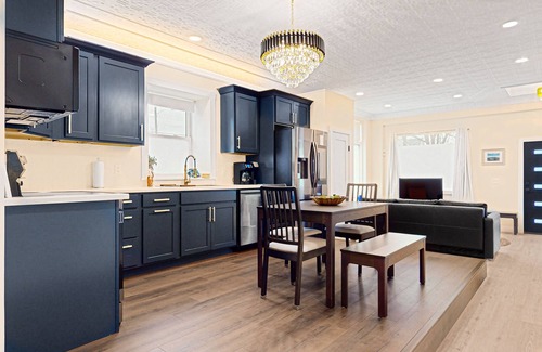 Rutland House | Historic, fully remodeled dog-friendly home with a full kitchen, washer/dryer