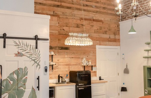 Old West Broad Neighborhood Apartment | Historic Garden Studio, Steps from Pulaski Square⎮On-Site Parking