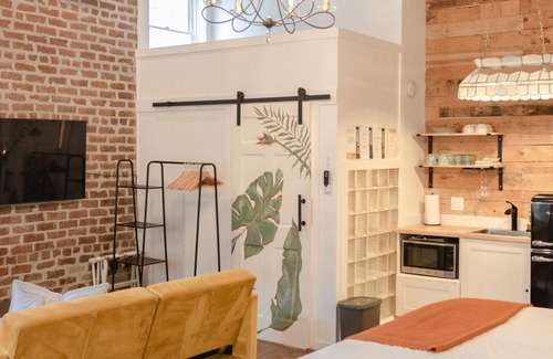 Old West Broad Neighborhood Apartment | Historic Garden Studio, Steps from Pulaski Square⎮On-Site Parking