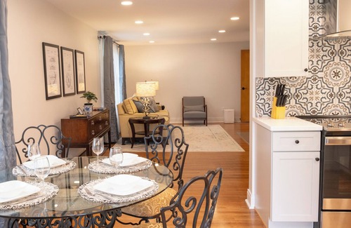 Akron Cabin | Historic Gate Lodge lovingly renovated and fully furnished in quaint Akron