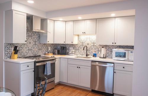 Akron Cabin | Historic Gate Lodge lovingly renovated and fully furnished in quaint Akron
