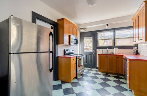 Belmont House | Historic Gem | Steps to Hawthorne Shops