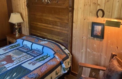 Lopez Island Cottage | Historic getaway Farmhouse! On 5 acres Available in April! Cozy retreat Isla