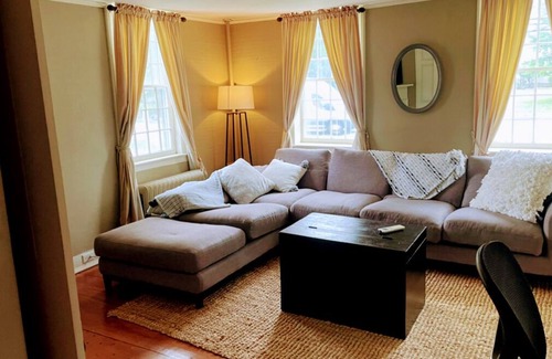 South Glastonbury House | Historic Getaway in South Glastonbury