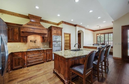 Grapevine House | Historic Grapevine 3-bedroom house 4 minutes walk to Historic main street.