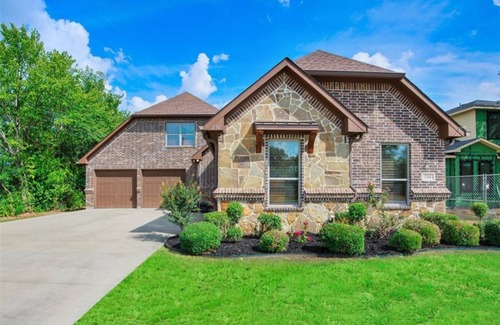 Grapevine House | Historic Grapevine 3-bedroom house 4 minutes walk to Historic main street.