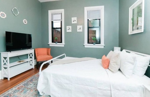 Manchester Apartment | Historic Hamilton Irish Kitchen PARKING