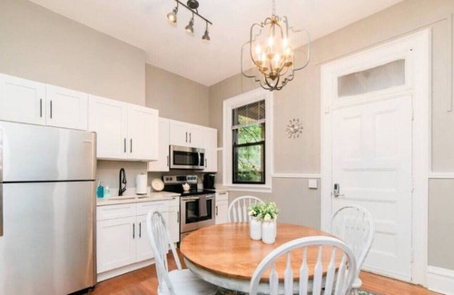 Manchester Apartment | Historic Hamilton Irish Kitchen PARKING
