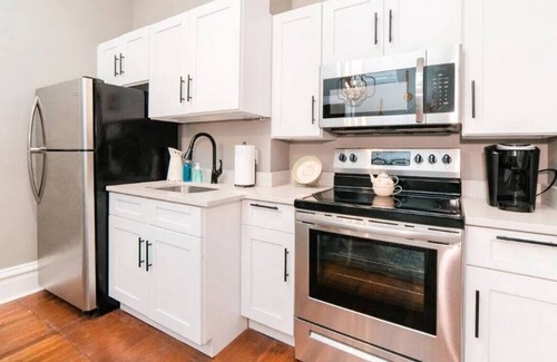 Manchester Apartment | Historic Hamilton Irish Kitchen PARKING