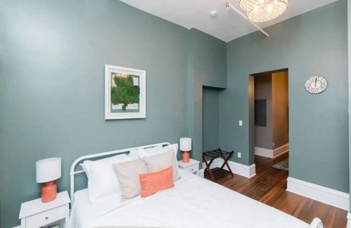 Manchester Apartment | Historic Hamilton Irish Kitchen PARKING