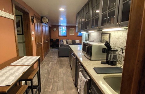 Historic Downtown Apartment | Historic Hamilton Park Garden apartment in Downtown Jersey City