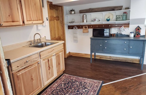 Stockport House | Historic Hardware Inn with River Views: Ely Suite
