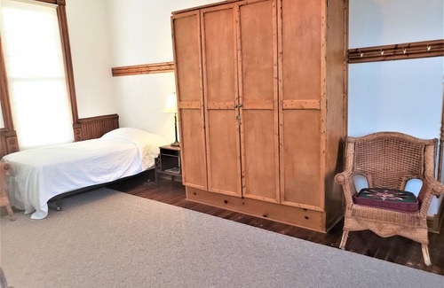Bartlett Cabin | Historic Hardware Inn with River Views: Suite 200