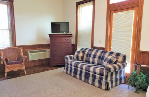 Bartlett Cabin | Historic Hardware Inn with River Views: Suite 200
