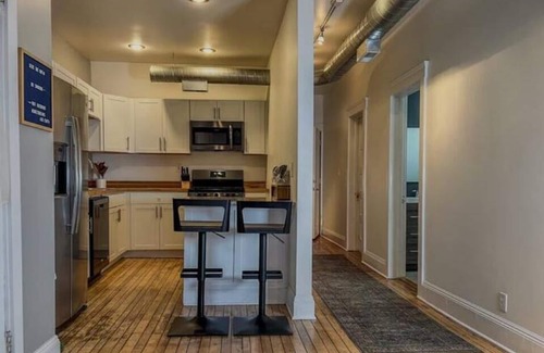 Ohio City Apartment | Historic Haven Hideaway California King Bednn