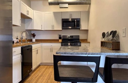 Ohio City Apartment | Historic Haven Hideaway California King Bednn