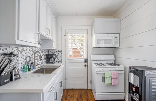 Greater Heights Apartment | Historic Heights Artist Bungalow #3