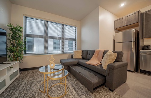 East Town Apartment | Historic Hidden Gem 1 BR High Speed WI-FI Gymn