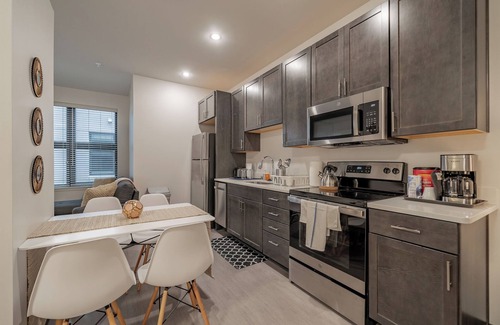 East Town Apartment | Historic Hidden Gem 1 BR High Speed WI-FI Gymn