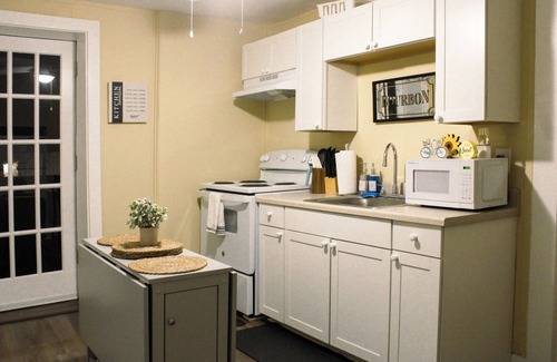 Louisville Apartment | Historic Highlands Retreat! Spacious Rustic Apt in the Heart of it all!