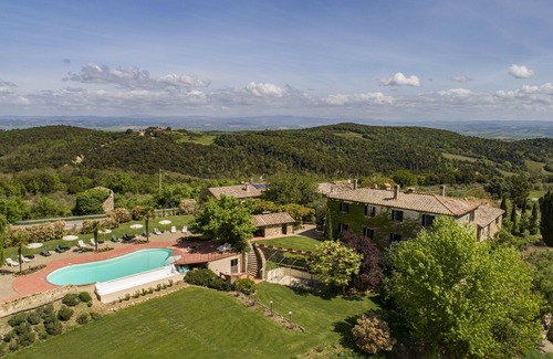 Palazzina Apartment | Historic Holding with wonderful swimming pool near Siena, Tuscany, Italy