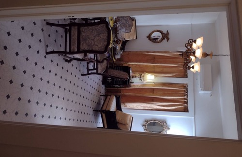 Palatka Apartment | Historic Home a block to St Johns River and down town shops/restaurants.