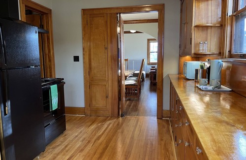 Hutchinson House | Historic home in downtown. Walkable. 7 beds. Wedding prep area available!