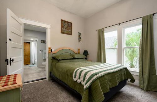 Winter Haven House | Historic home lake access, near parks and venues