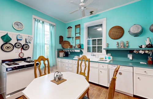 San Jacinto House | Historic home near the ocean with Internet and Central AC
