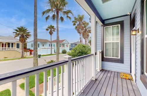San Jacinto House | Historic home near the ocean with Internet and Central AC