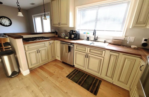 Lompoc House | Historic Home *reWine Mission* Walk Downtown: Coffee, Shop, Dine, Wines, Brews
