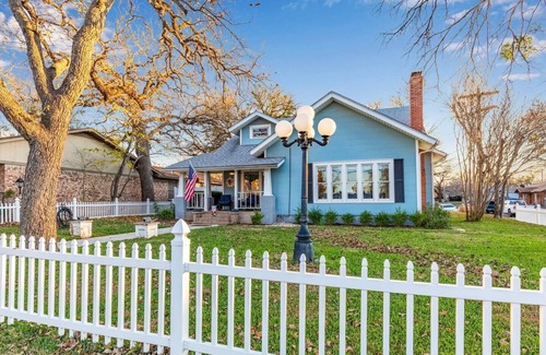 Granbury House | Historic Home Right off the Granbury Square