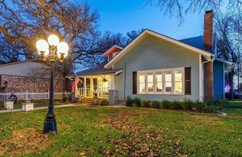 Granbury House | Historic Home Right off the Granbury Square