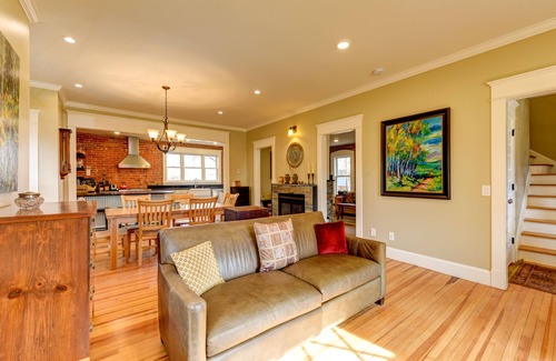 Whittier House | Historic Home, Stroll to Pearl, Lrg Private Yard