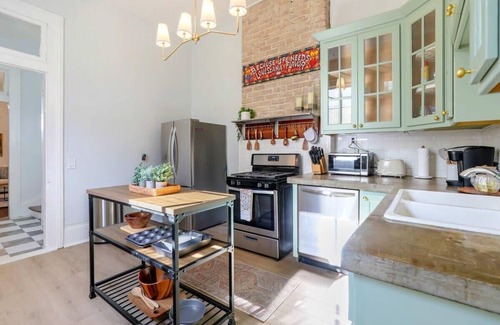 Faubourg Lafayette House | Historic Home| Vibes |Close to FQ| Backyard