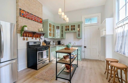Faubourg Lafayette House | Historic Home| Vibes |Close to FQ| Backyard