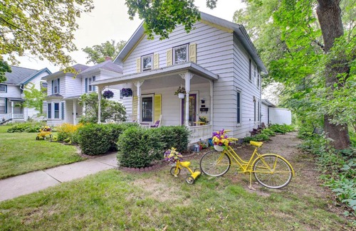 De Pere House | Historic Home with Sunroom - 5 Mi to Lambeau Field!