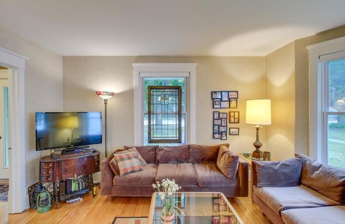 De Pere House | Historic Home with Sunroom - 5 Mi to Lambeau Field!