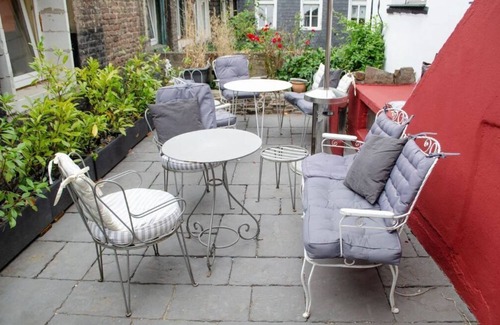 Kettwig House | Historic House Kettwig center w Private Patio