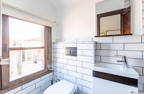 Balat Villa | Historic House near Popular Landmarks in Balat