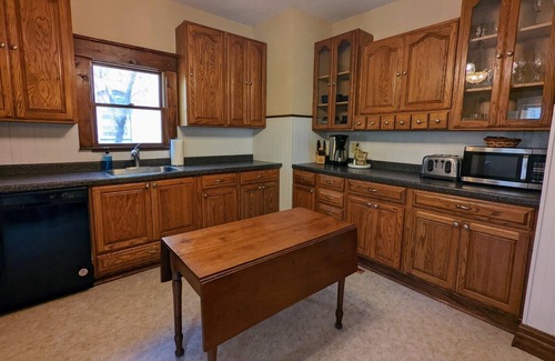 Superior House | Historic House | Sleeps 9 | 8 Minutes from Duluth