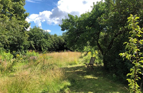 Karow Apartment | Historic house under lime trees with natural garden. Family-friendly.