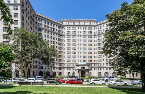 East Hyde Park Apartment | Historic HP 1BR with Fast Transit to UChicago